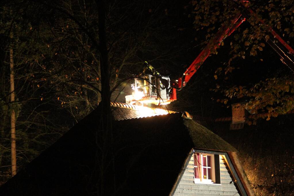 Brandweer veegt schoorsteen