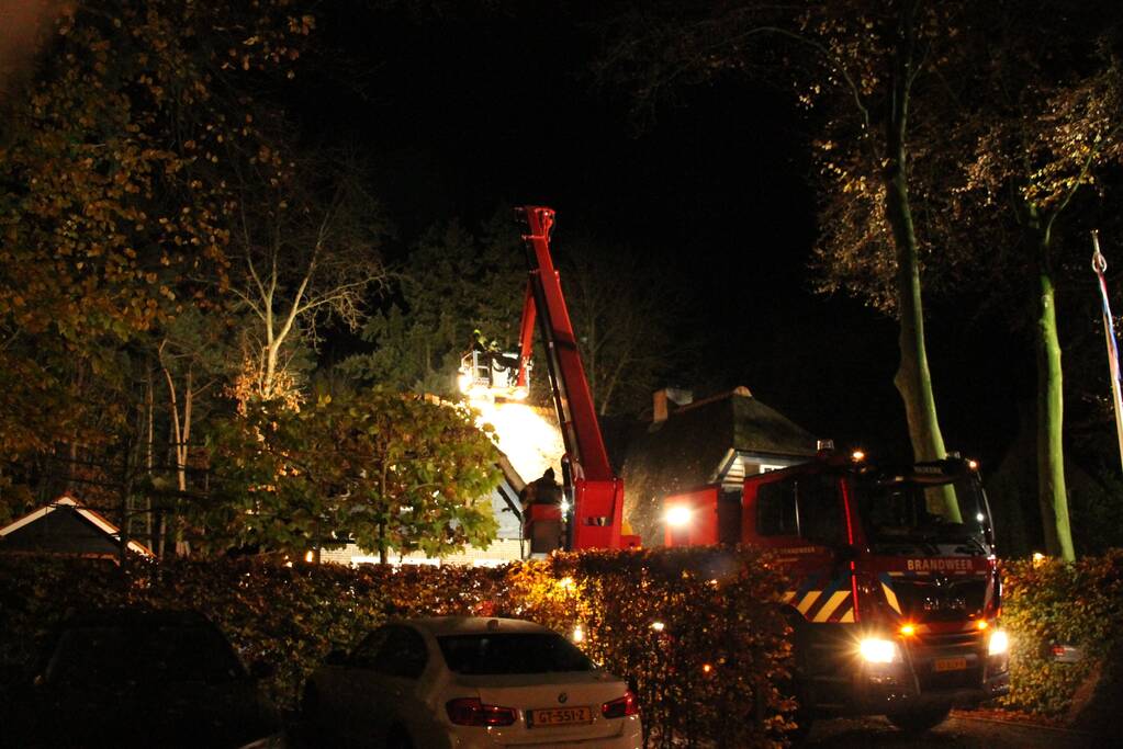 Brandweer veegt schoorsteen