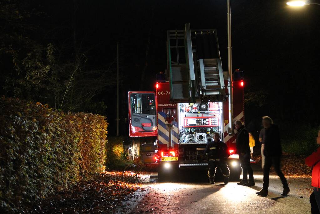 Brandweer veegt schoorsteen