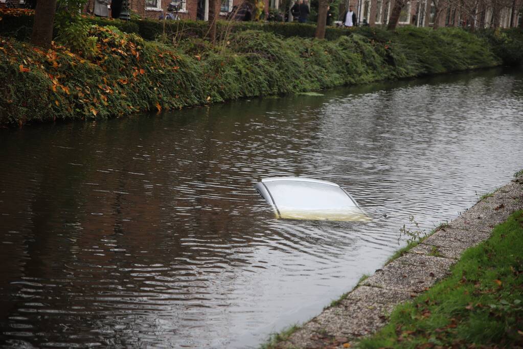 Personenauto wijkt uit en raakt te water
