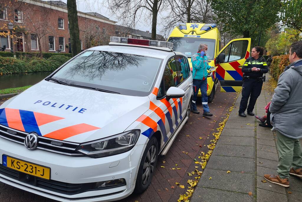 Personenauto wijkt uit en raakt te water
