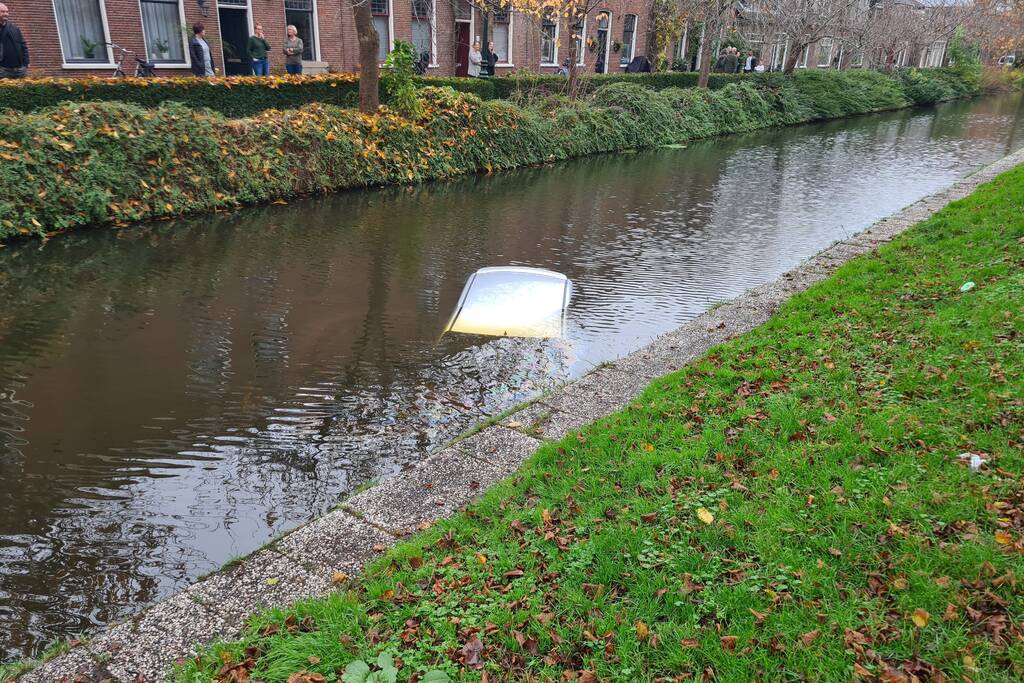 Personenauto wijkt uit en raakt te water