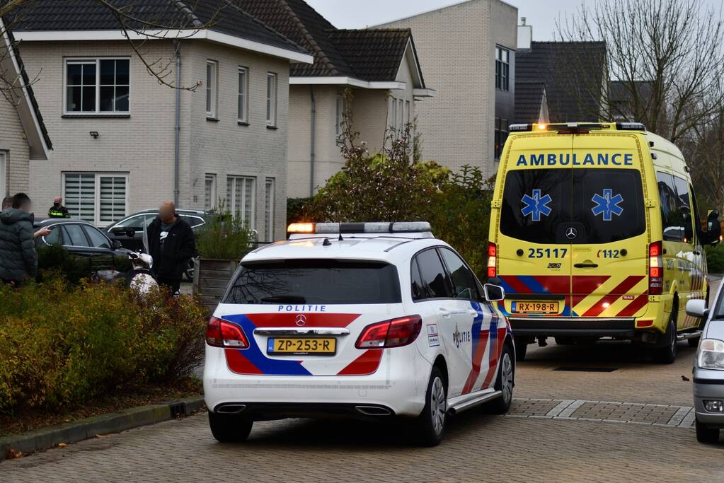 Scooter en personenwagen botsen in woonwijk