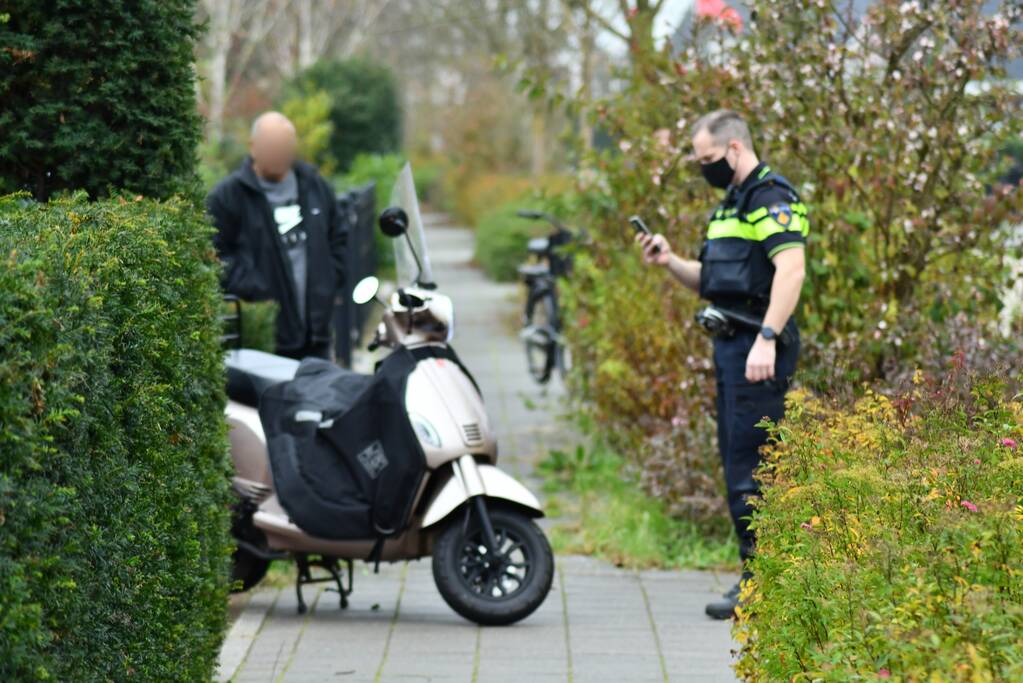 Scooter en personenwagen botsen in woonwijk