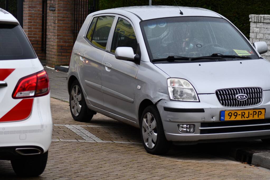 Scooter en personenwagen botsen in woonwijk