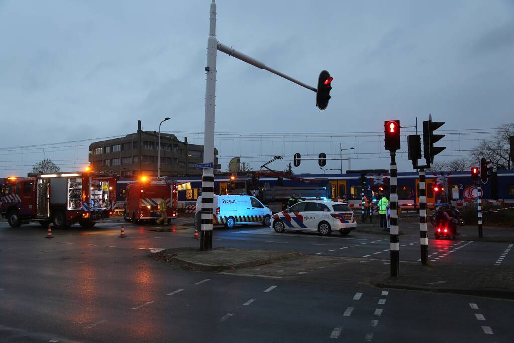 Vrachtwagen botst op trein