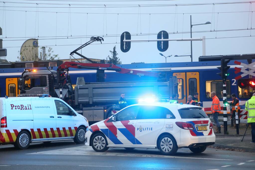 Vrachtwagen botst op trein