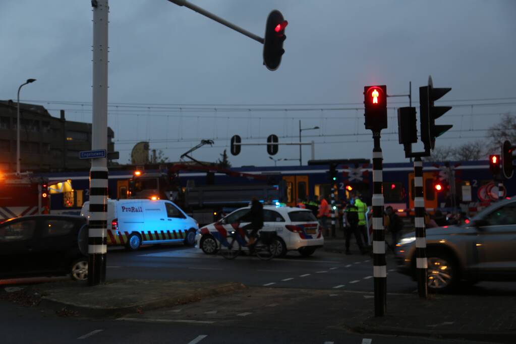Vrachtwagen botst op trein