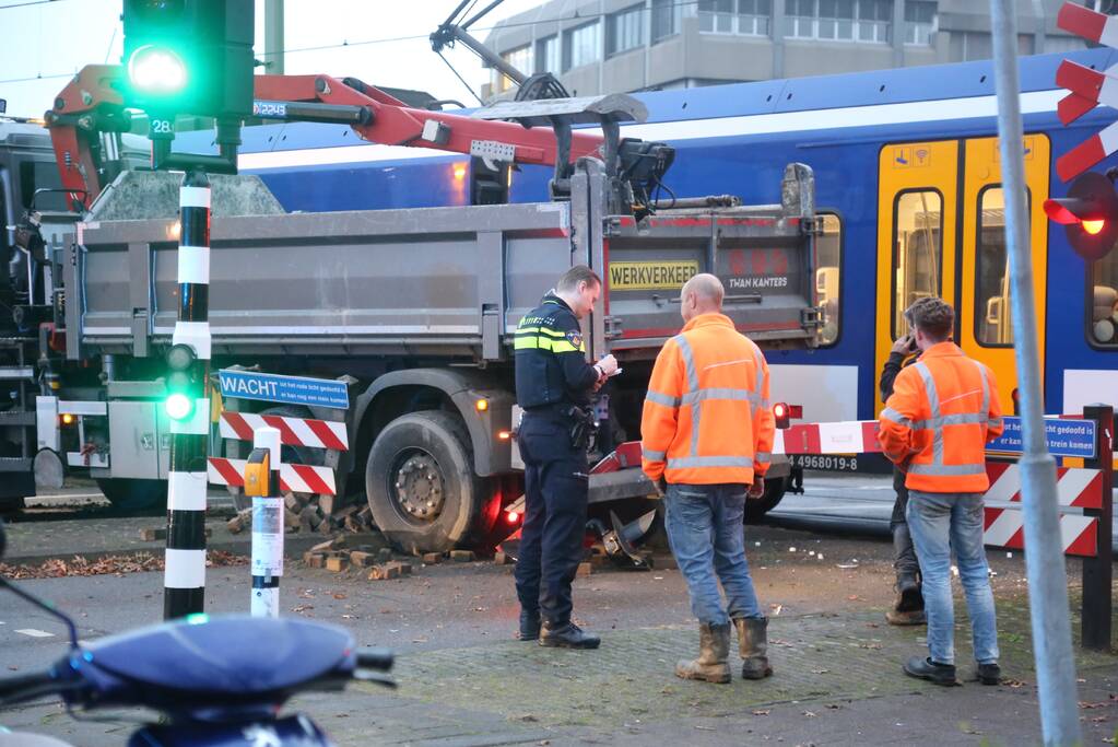 Vrachtwagen botst op trein
