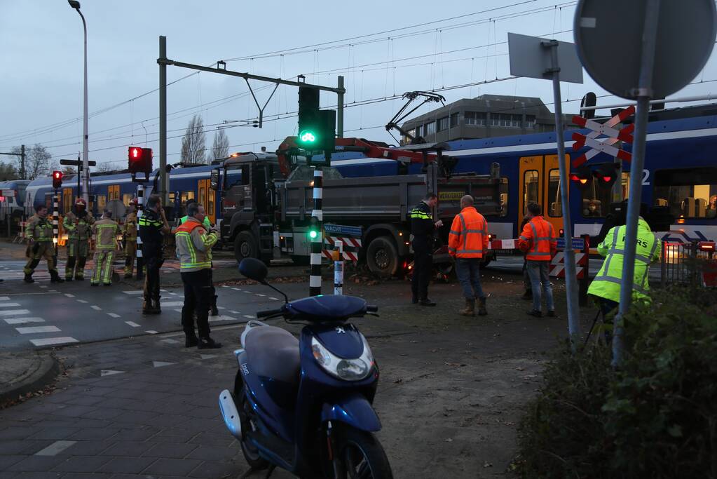 Vrachtwagen botst op trein