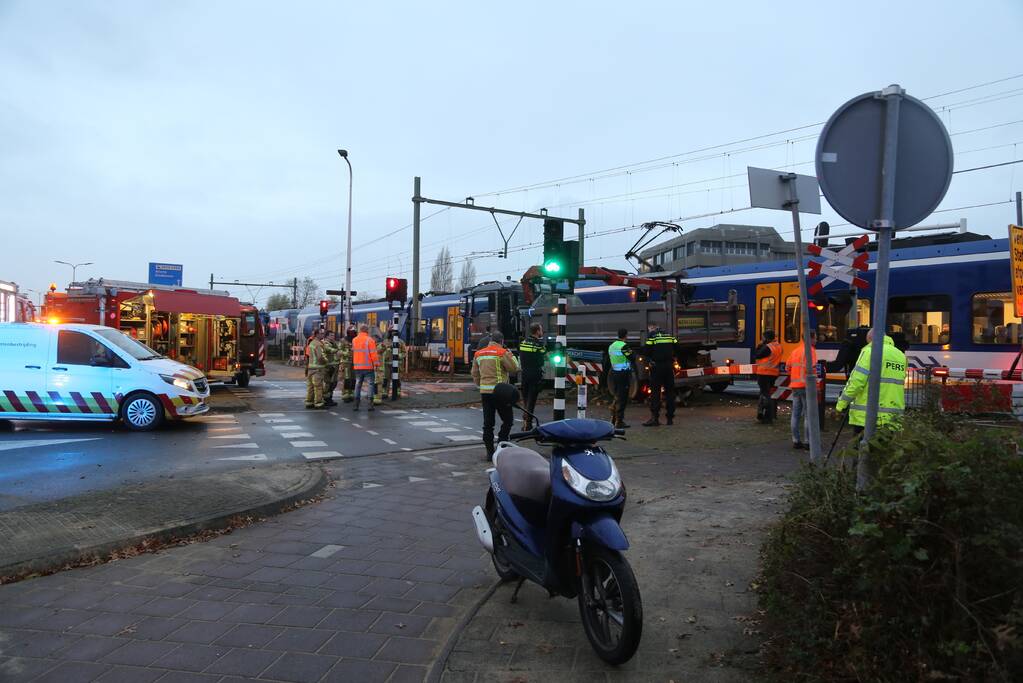 Vrachtwagen botst op trein