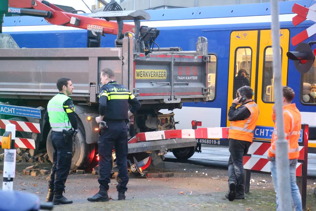 Vrachtwagen botst op trein