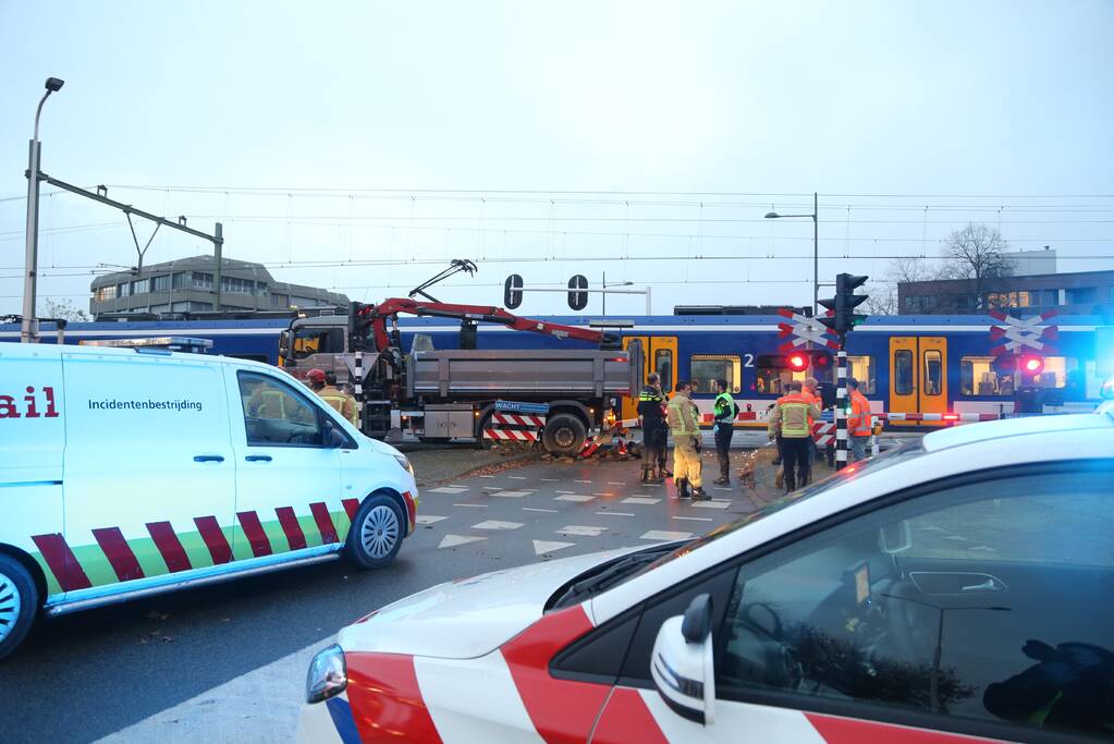 Vrachtwagen botst op trein
