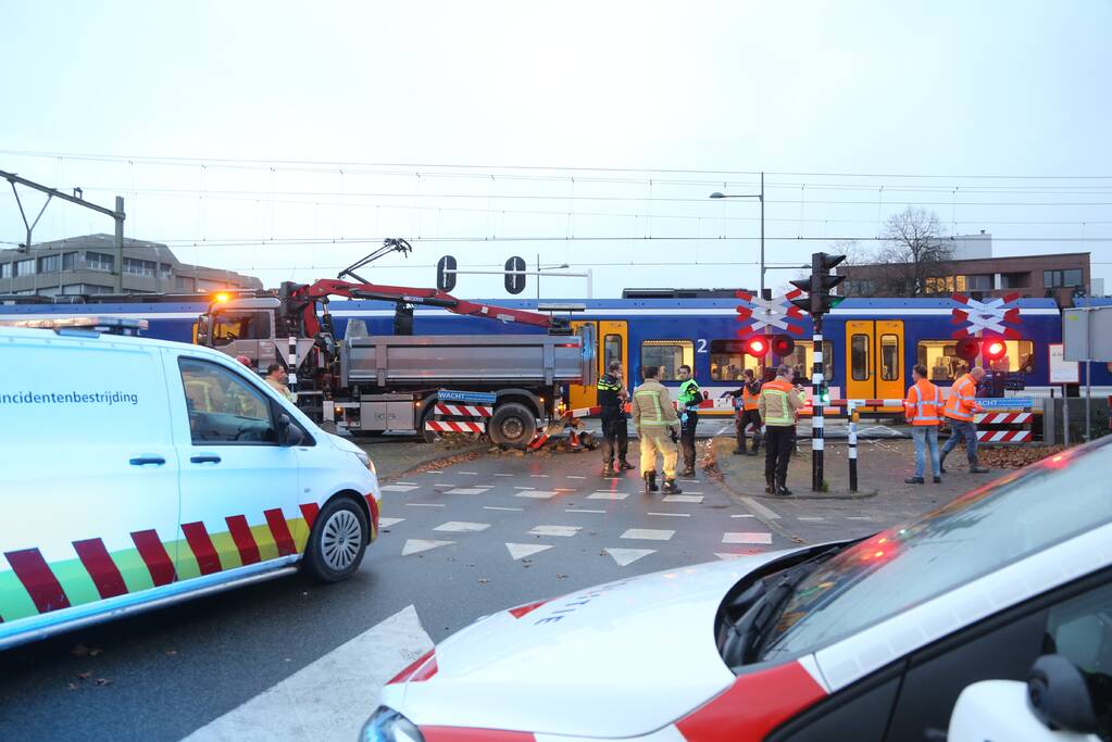 Vrachtwagen botst op trein