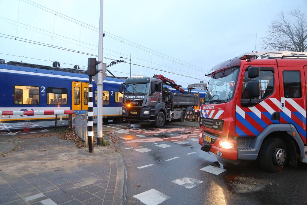 Vrachtwagen botst op trein