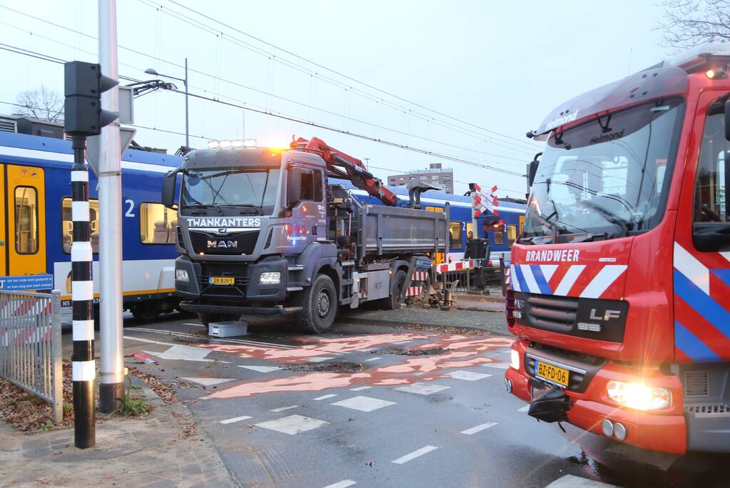 Vrachtwagen botst op trein