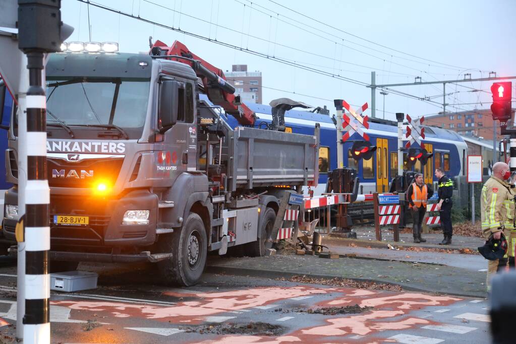 Vrachtwagen botst op trein