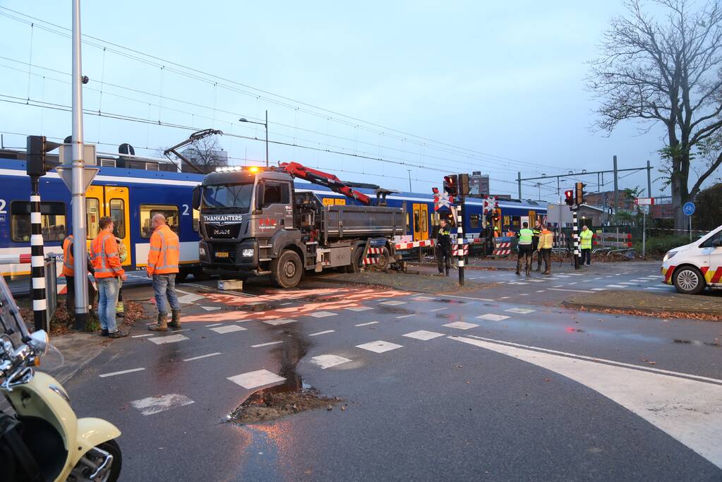 Vrachtwagen botst op trein