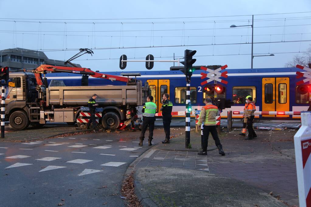 Vrachtwagen botst op trein