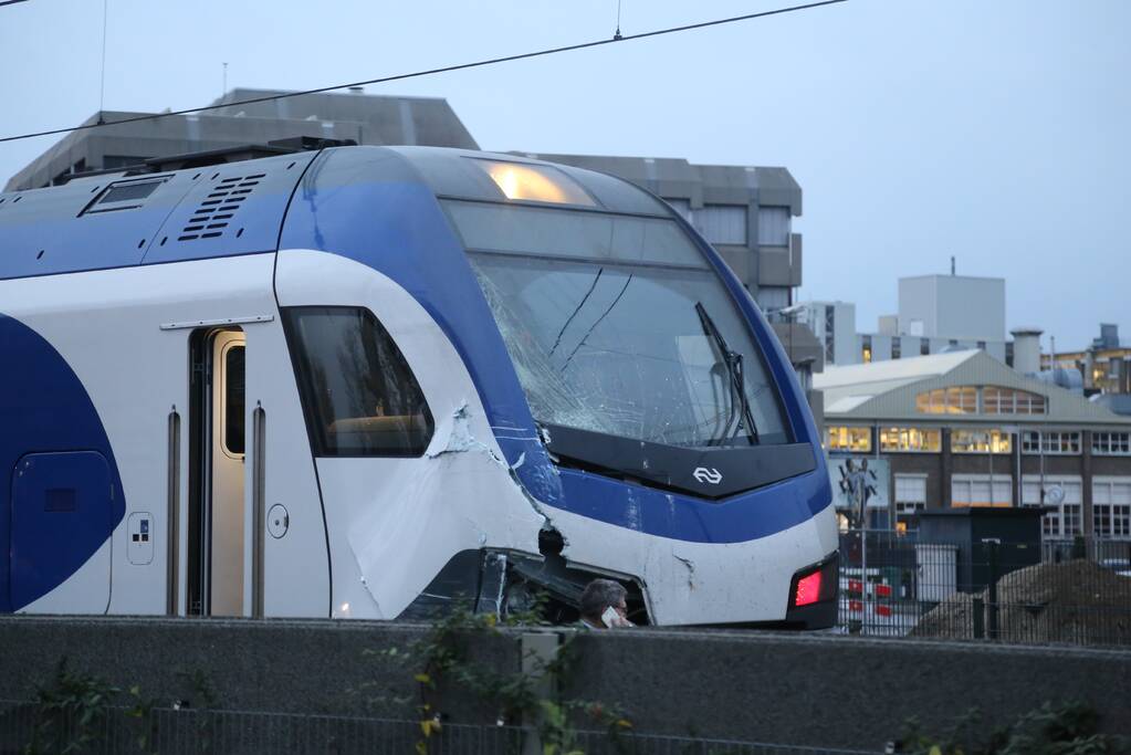 Vrachtwagen botst op trein