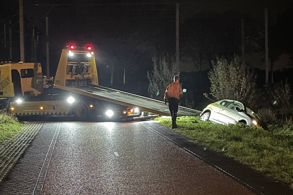 Auto vliegt uit de bocht en belandt in greppel