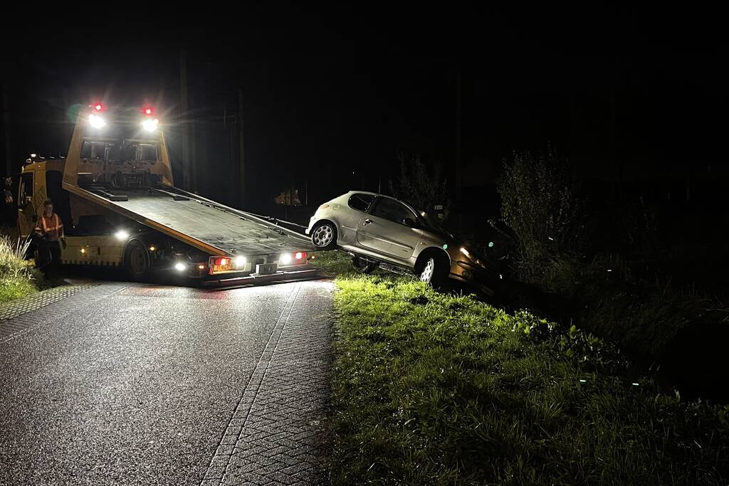 Auto vliegt uit de bocht en belandt in greppel