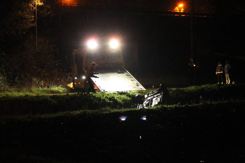 Auto vliegt uit de bocht en belandt in greppel