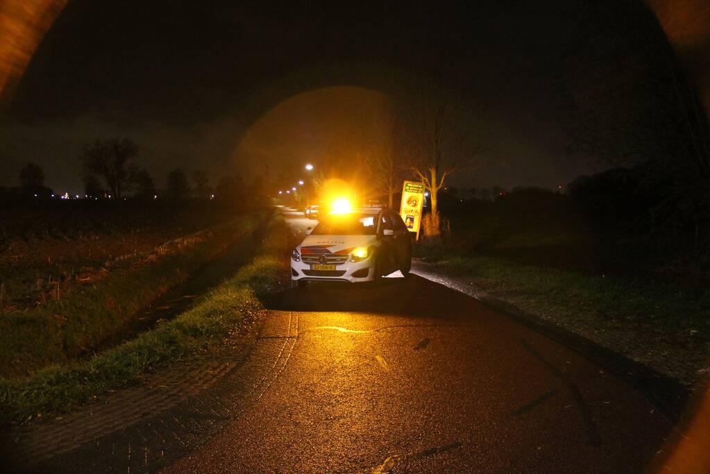 Auto vliegt uit de bocht en belandt in greppel