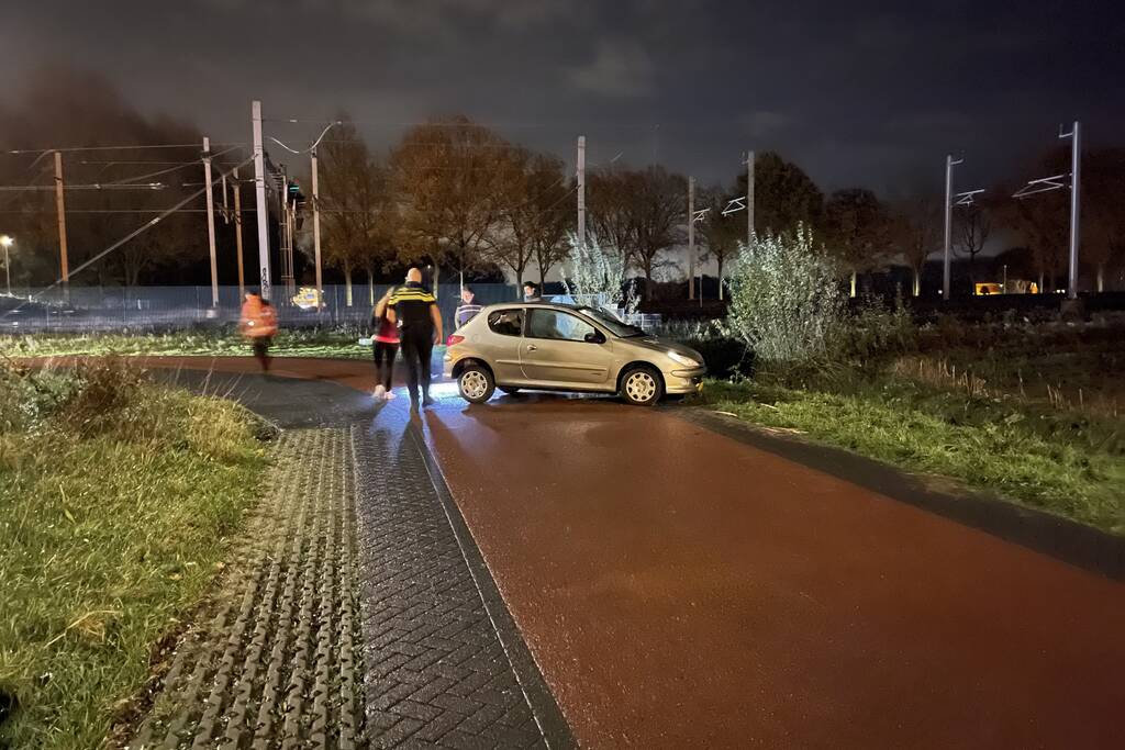 Auto vliegt uit de bocht en belandt in greppel