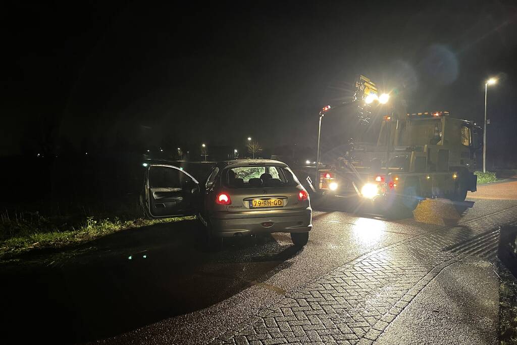Auto vliegt uit de bocht en belandt in greppel
