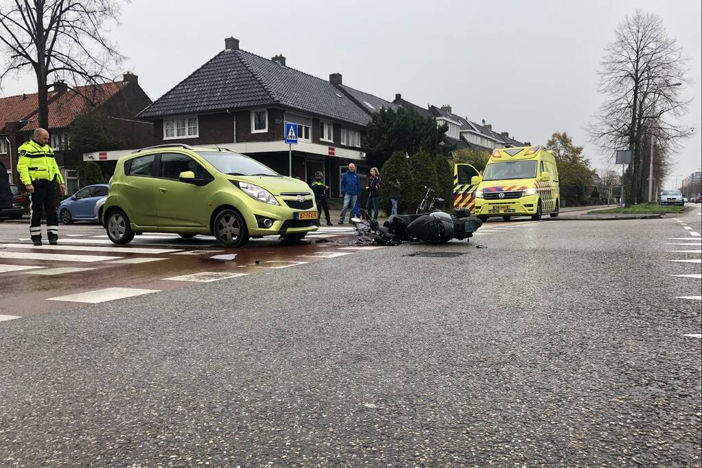 Automobilist ziet overstekende scooterrijder over het hoofd