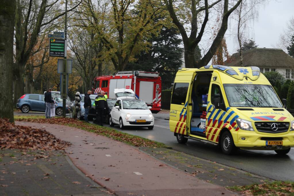 Kop-staart botsing tussen drie voertuigen
