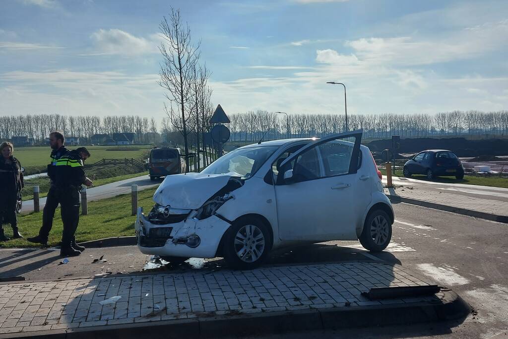 Twee personenvoertuigen botsen op elkaar
