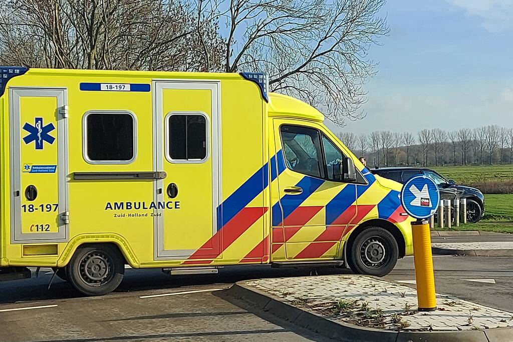 Twee personenvoertuigen botsen op elkaar