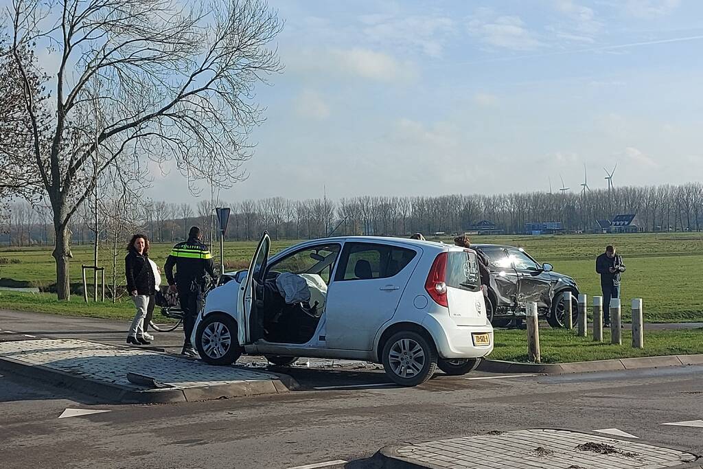 Twee personenvoertuigen botsen op elkaar