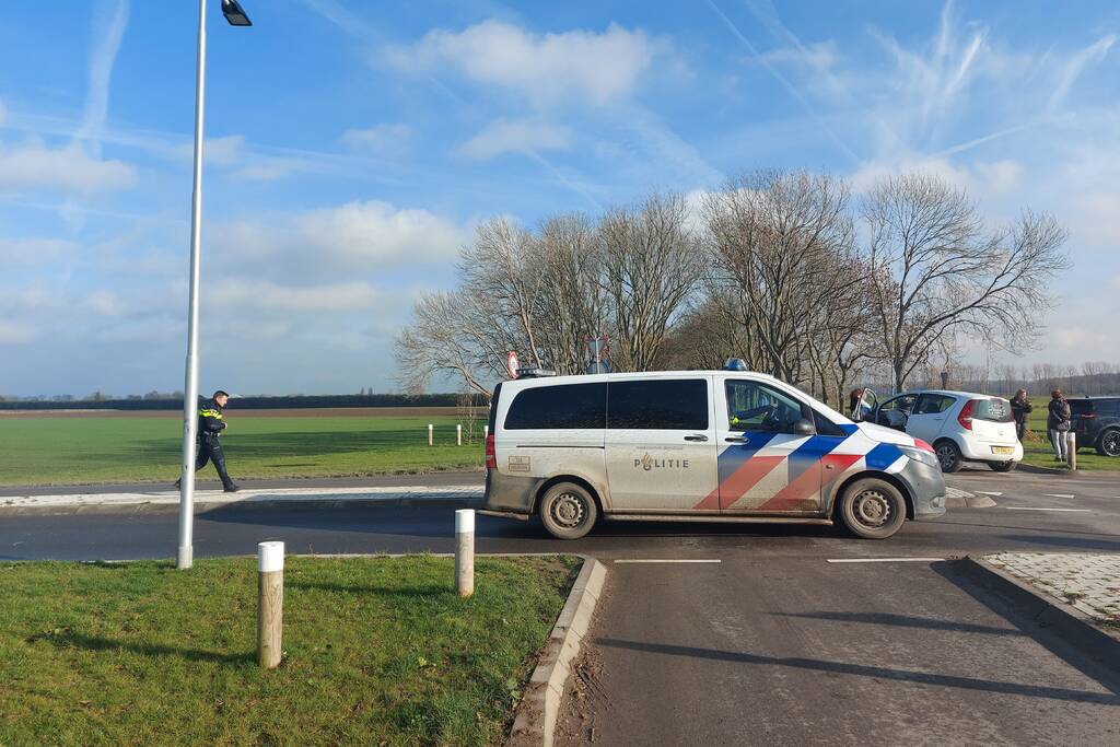 Twee personenvoertuigen botsen op elkaar