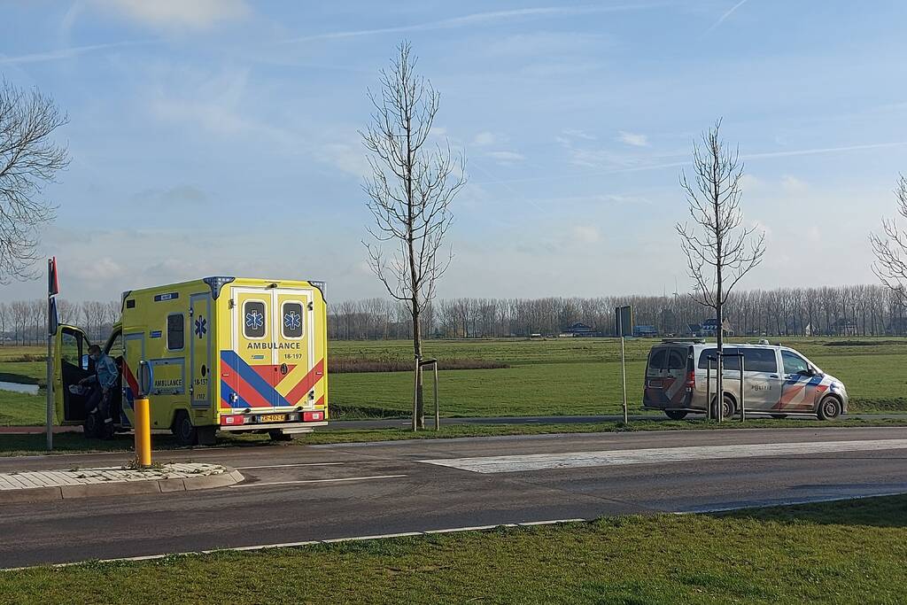 Twee personenvoertuigen botsen op elkaar