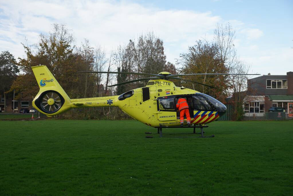 Traumahelikoper landt voor gevallen persoon