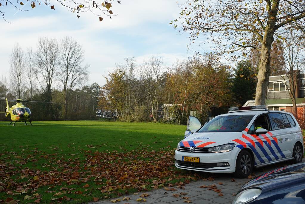 Traumahelikoper landt voor gevallen persoon