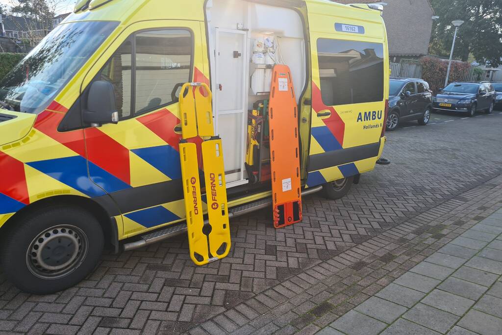 Traumahelikoper landt voor gevallen persoon