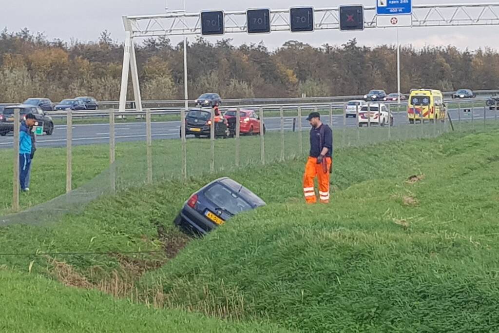 Personenauto belandt in sloot