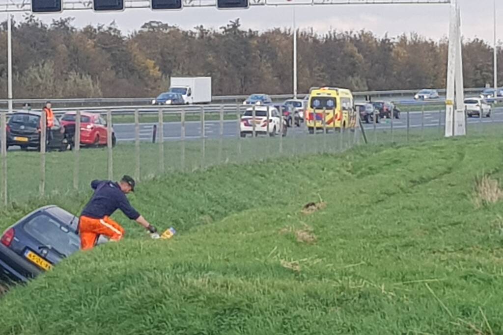Personenauto belandt in sloot