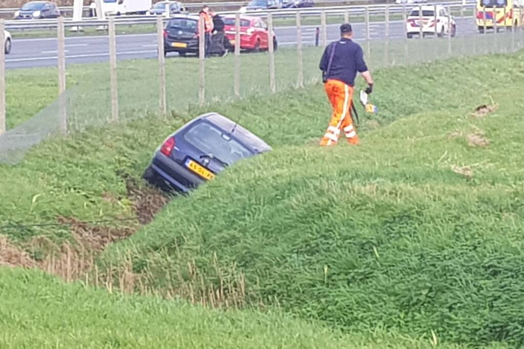 Personenauto belandt in sloot