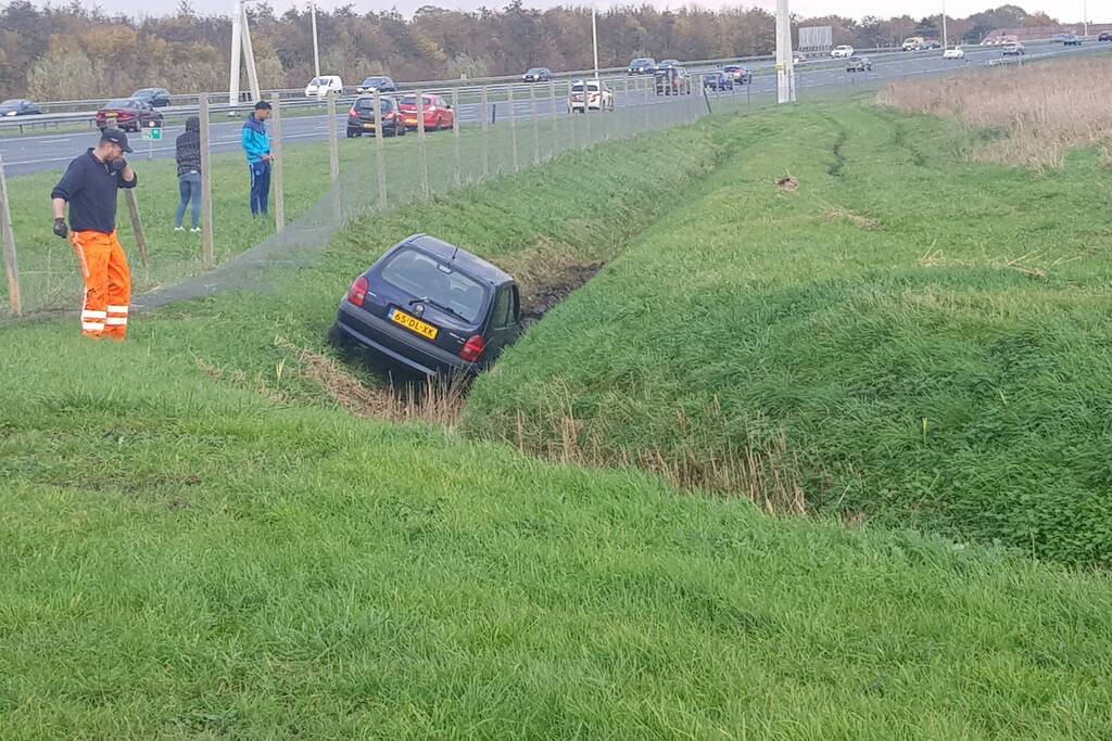 Personenauto belandt in sloot