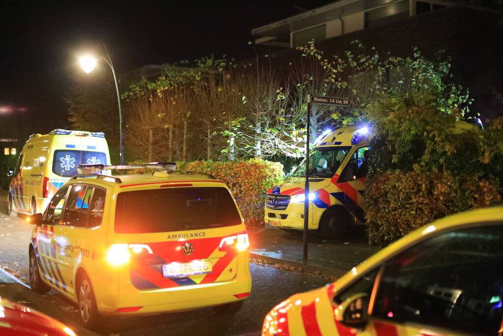 Traumahelikopter landt voor gewond persoon