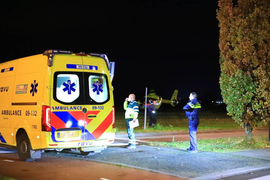 Traumahelikopter landt voor gewond persoon