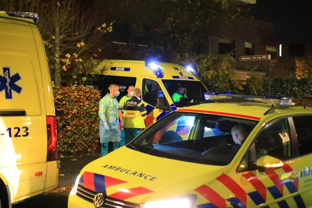 Traumahelikopter landt voor gewond persoon