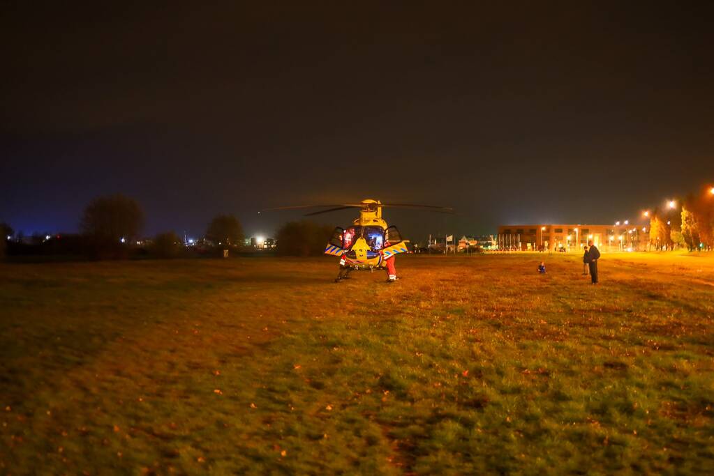 Traumahelikopter landt voor gewond persoon