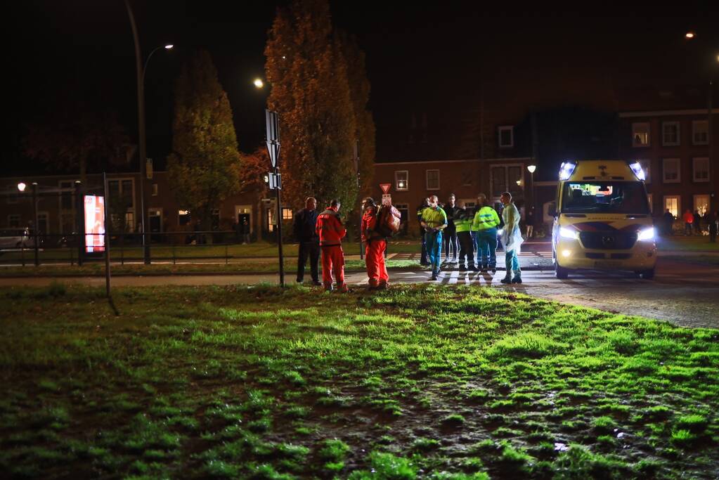 Traumahelikopter landt voor gewond persoon