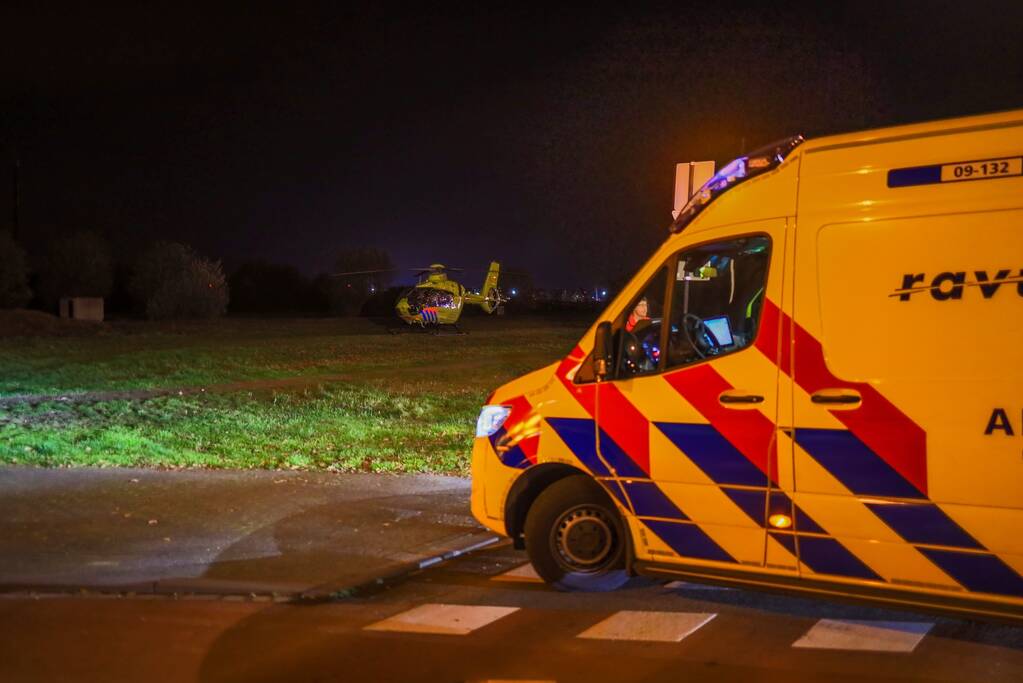 Traumahelikopter landt voor gewond persoon